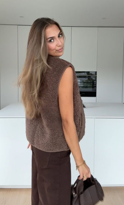 Chaleco de Peluche Moca – clásico y elegante