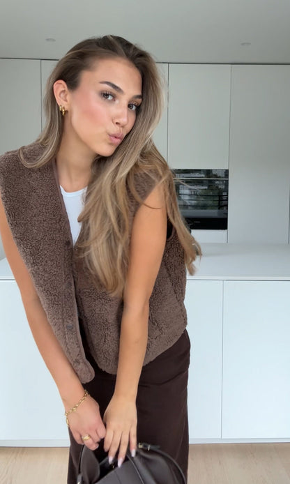 Chaleco de Peluche Moca – clásico y elegante