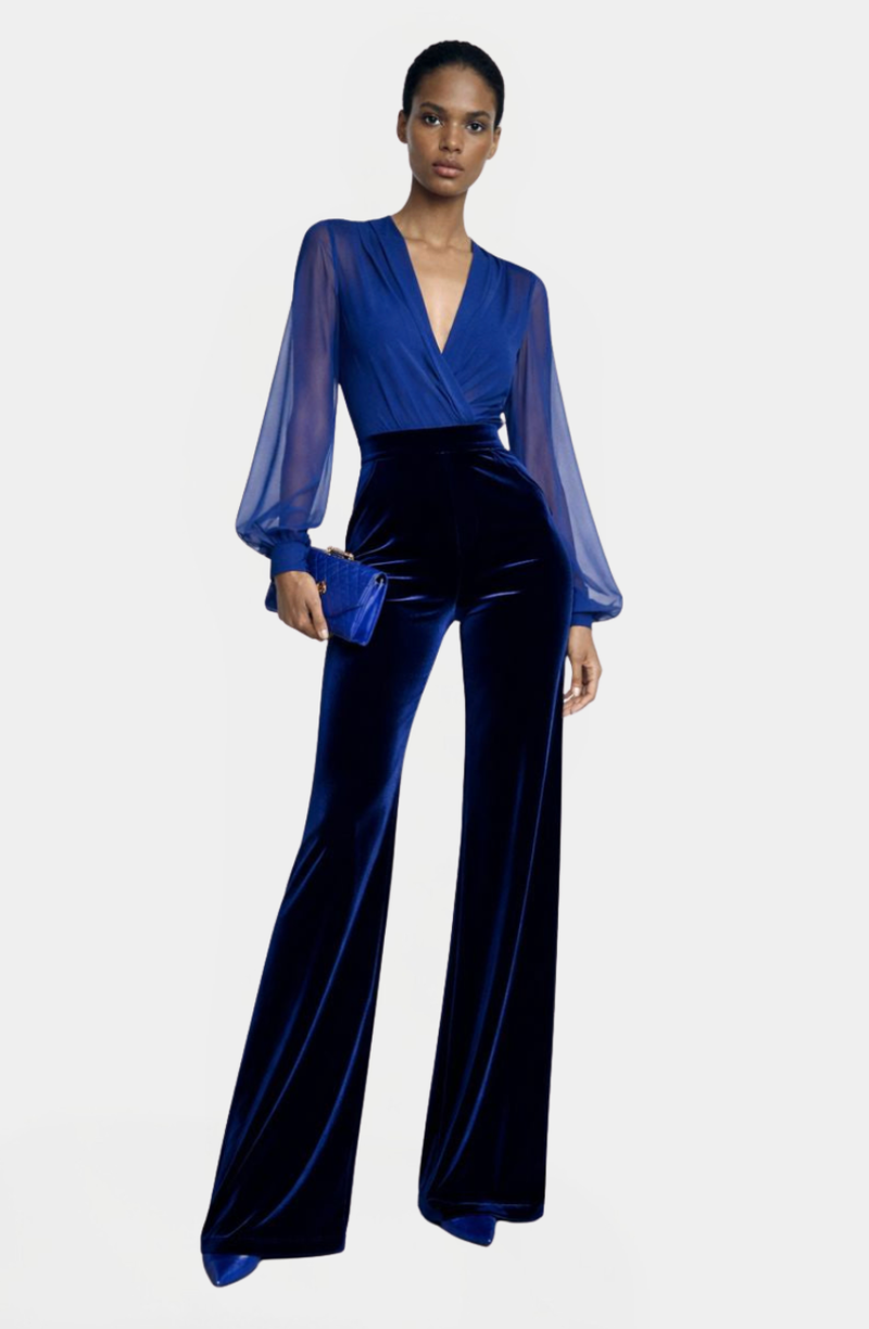 Mono azul de terciopelo con escote en V